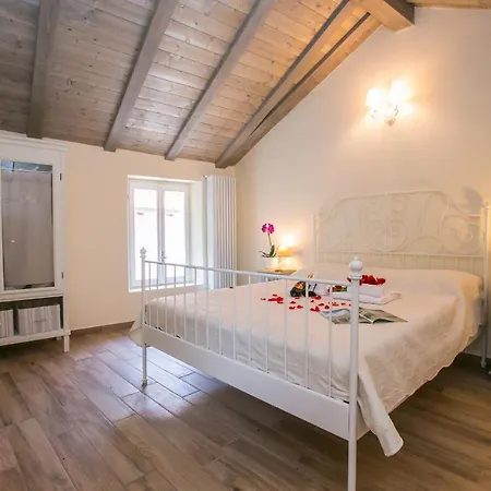 Ferienhaus San Rocco Sleeps 8 Plesio