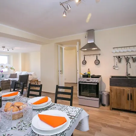 San Rocco Sleeps 8 Ferienhaus *