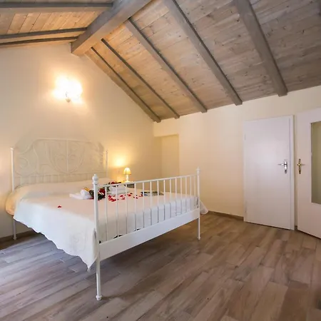 San Rocco Sleeps 8 Ferienhaus