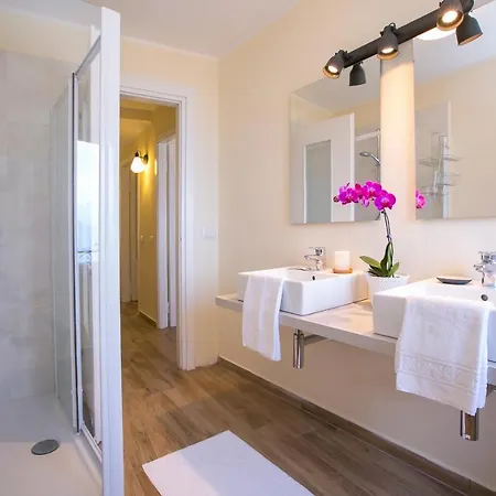 Ferienhaus San Rocco Sleeps 8 Plesio